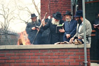 שריפת חמץ אצל הרבי שליט"א מלך המשיח בשנת תשמ"ח | גלריה